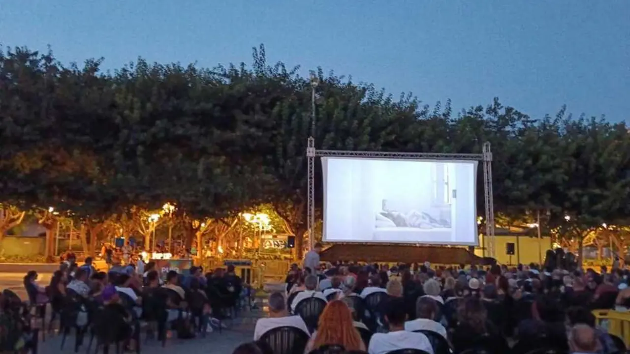 Proyección Cinema a la Fresca en el Parc de les Estacions Dimarts 18 agost