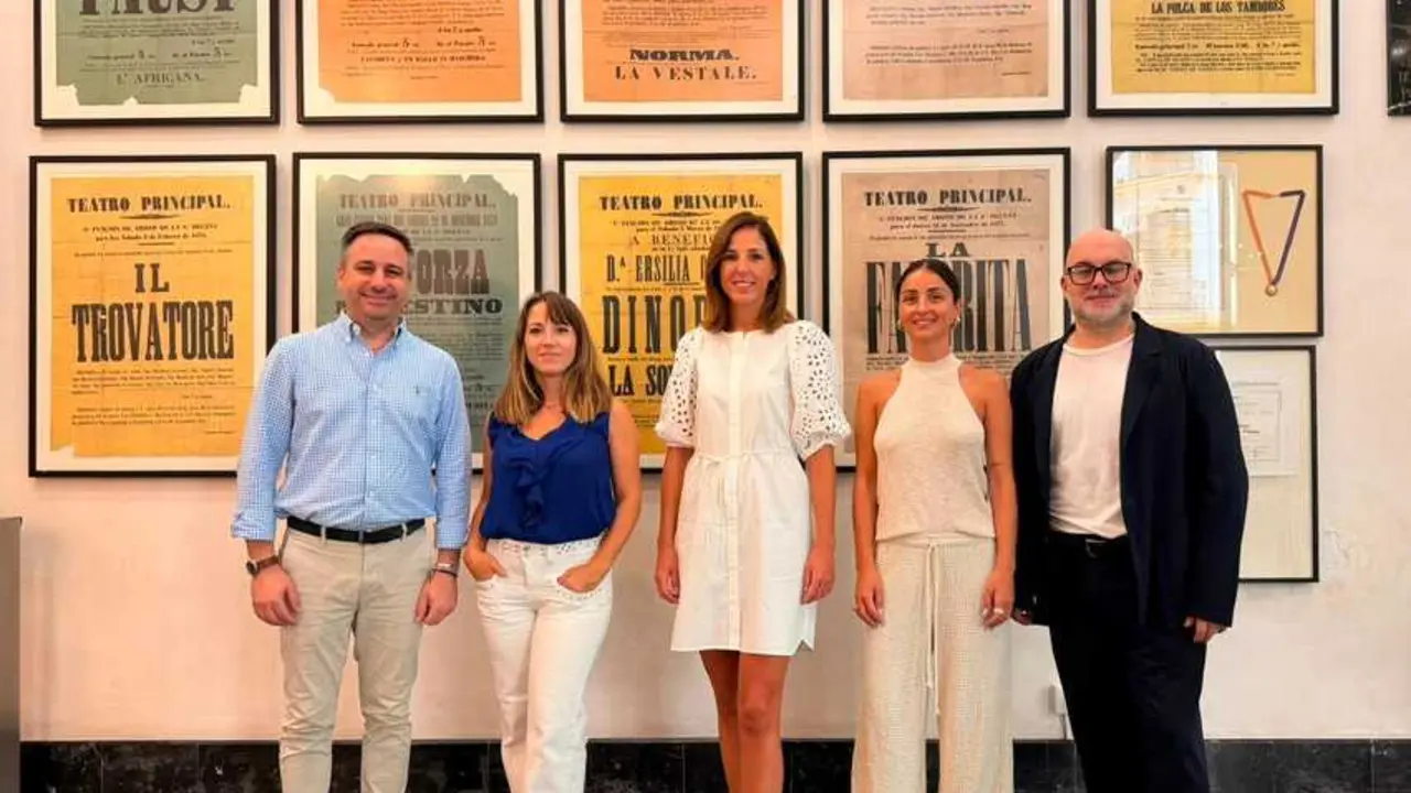 De izquierda a derecha: el director insular de Cultura, Andr&eacute;s Ferrer; la comisaria, Aina Ferrero Horrach; la vicepresidenta del Consell de Mallorca, Ant&ograve;nia Roca; la comisaria, Lourdes Melis Gomila y el director del Teatro Principal, Miquel Martorell.