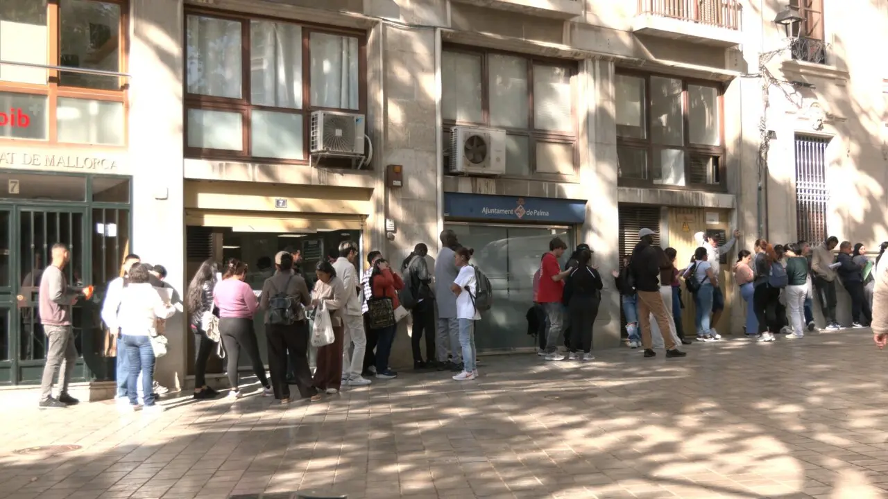 Archivo - Migrantes en proceso de regularizacion.