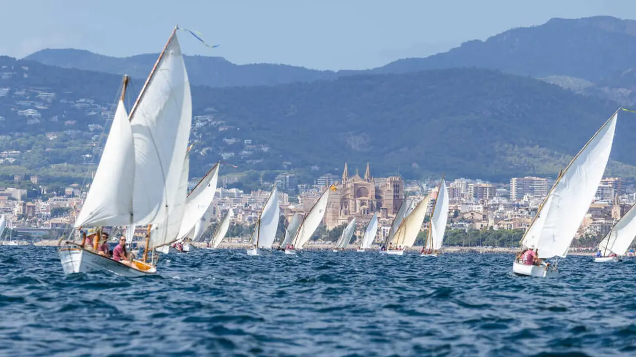 &raquo; El Cala Gentil, de Portocolom, navega en cabeza de la flota con la catedral de Mallorca al fondo. Foto: Laura G. Guerra.