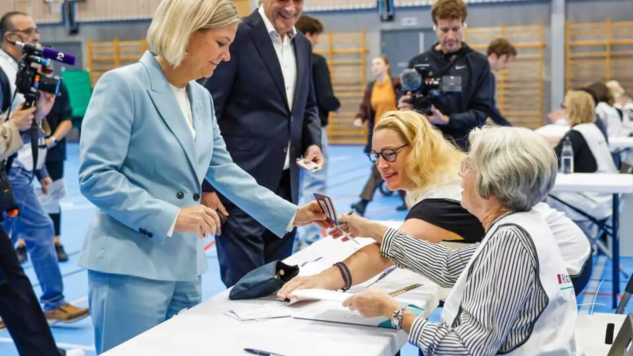 La l&iacute;der del Partido Socialdem&oacute;crata de Suecia, Magdalena Andersson, y su marido, Richard Friberg, votan en un colegio electoral en Nacka, Suecia, el 13 de septiembre de 2026. EFE/EPA/Stefan Jerrevang SWEDEN OUT.