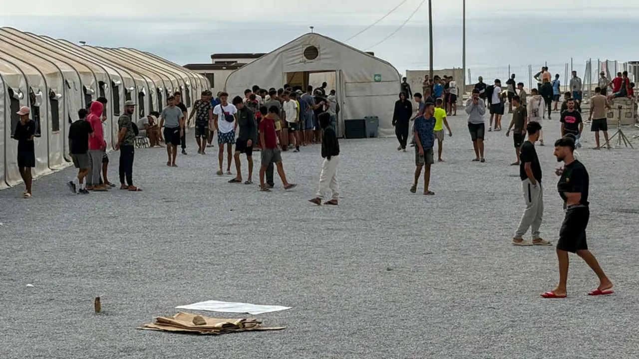 migrantes en el nuevo campamento de Ceuta. EFE/Diego M&aacute;rquez.