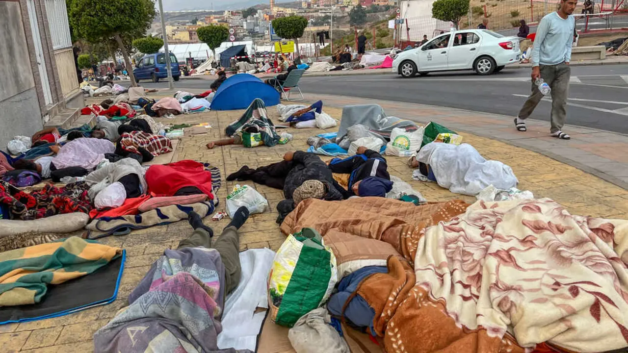 Migrantes duermen en las calles de Ceuta. EFE/ Reduan