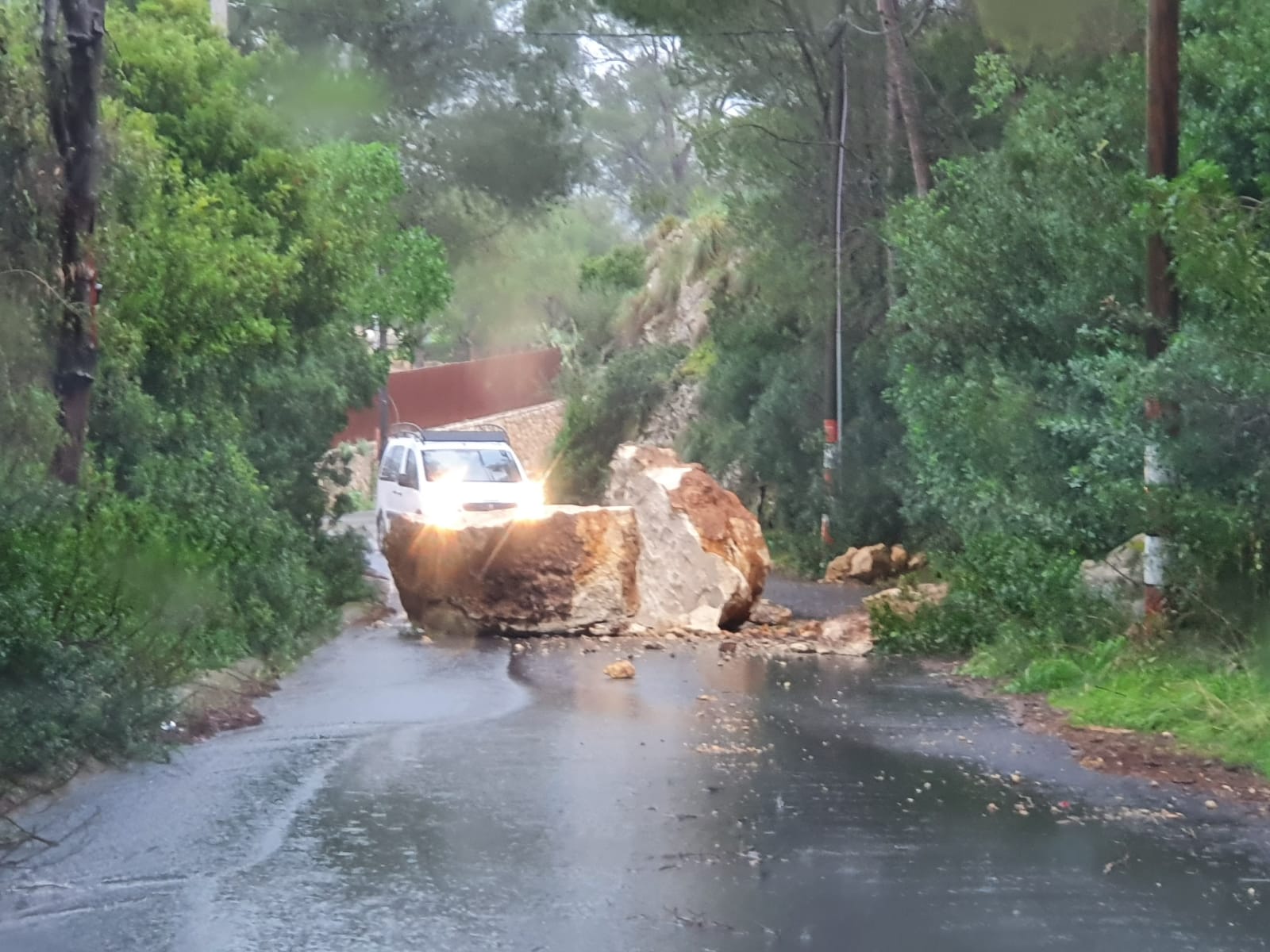 Carretera de Alaró - Orient cortada por el desprendimiento de una roca