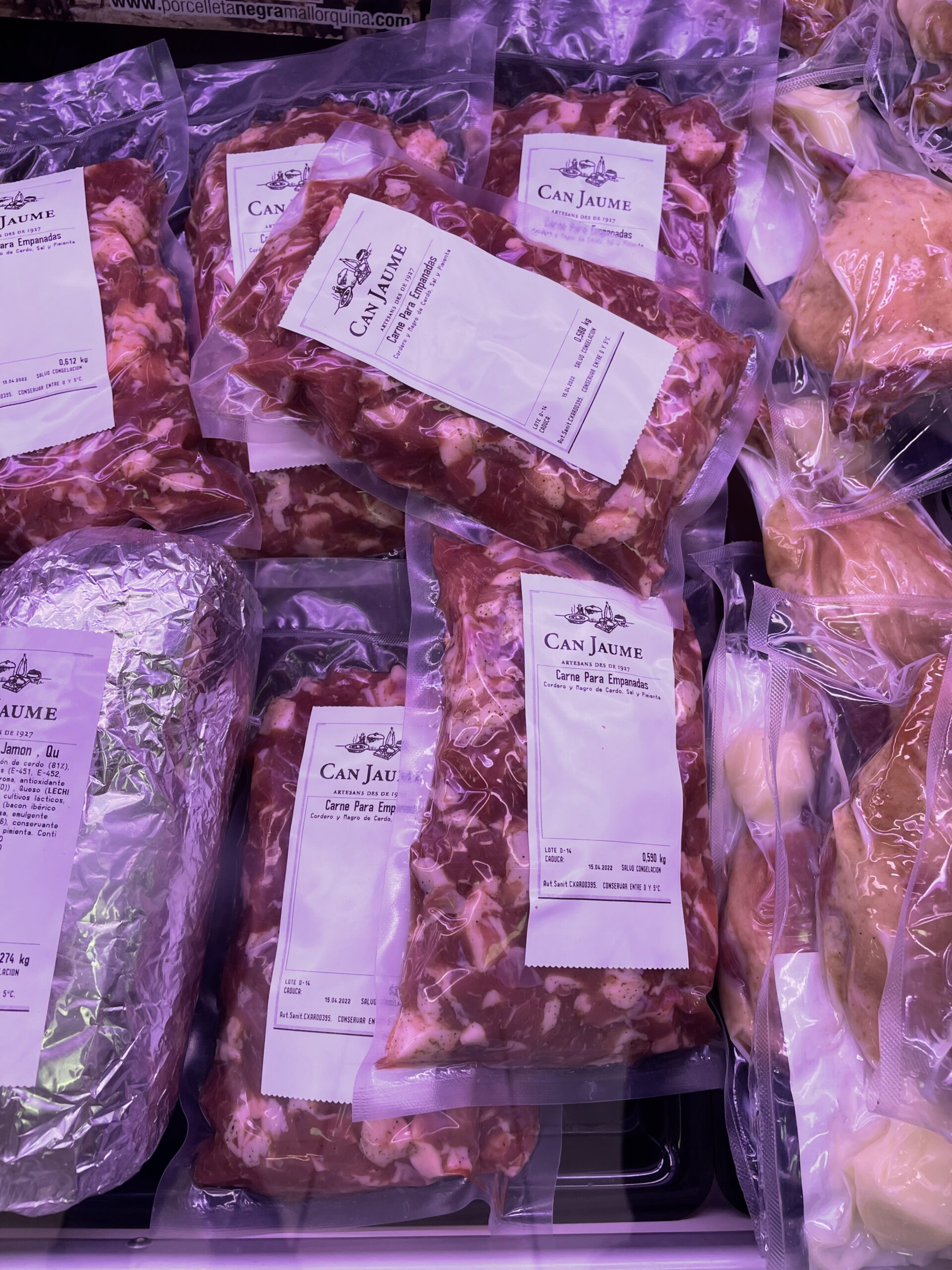 Paquetes al vació con carne de cordero en cortado en trozos. 