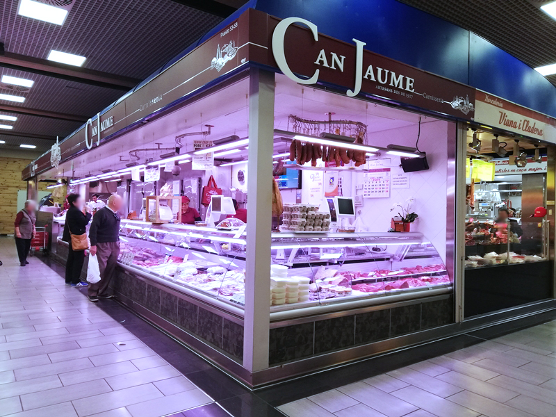 Una carniceria que se llama Can Jaume situado en un mercado.