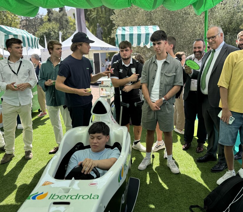 Mario Ruiz-Tagle junto a jóvenes en la feria del vehiculo electrico de Madrid