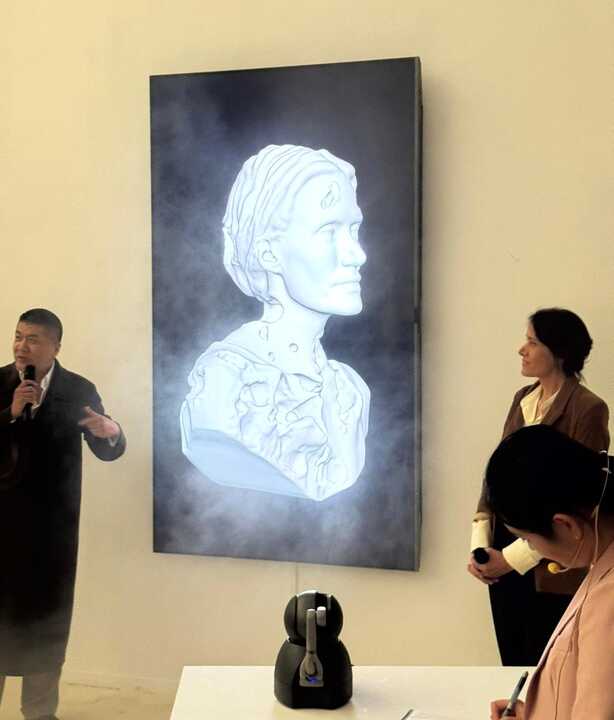 amparo sard con la obra virtual