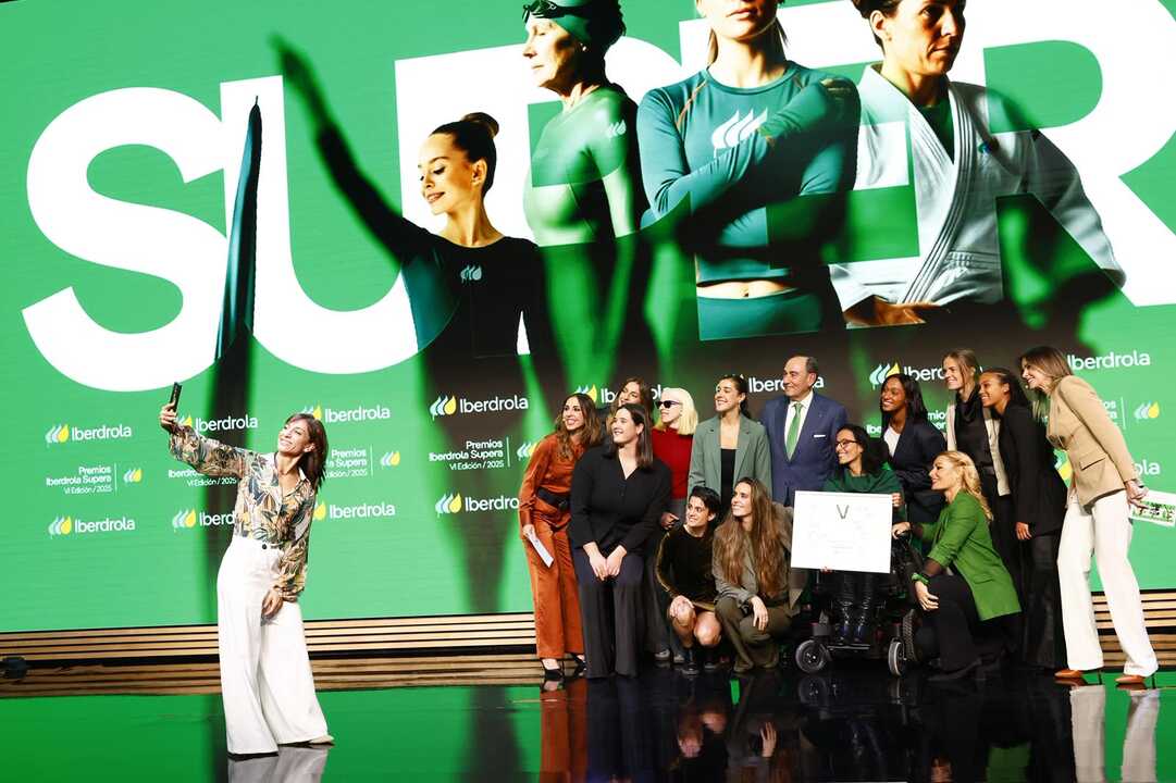 Selfie de las embajadoras de Iberdrola con Ignacio Galán