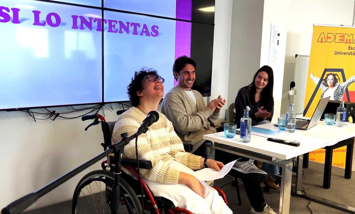 CARLOTA MARTINEZ DURANTE UN MOMENTO D ELA EXPOSICIÓN