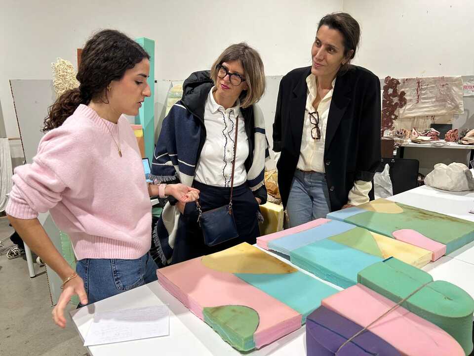 FOTO 1 alumna explicando obra a amparo sard y claudia ttitel