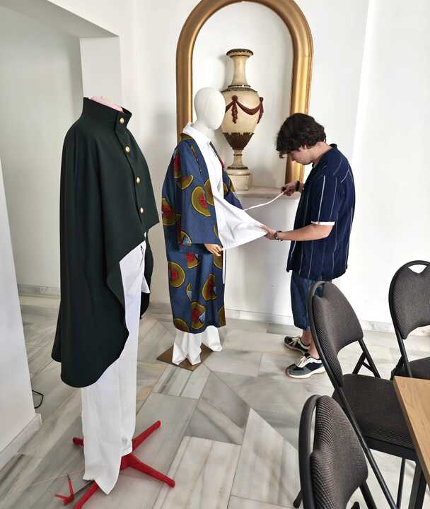 TRAJE CON ALUMNO PROBANDO DISEÑO OPERA ADEMA