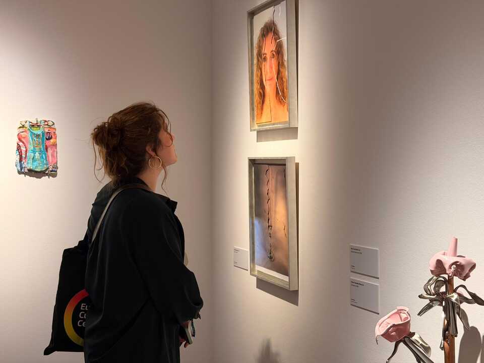 alumna en la exposición