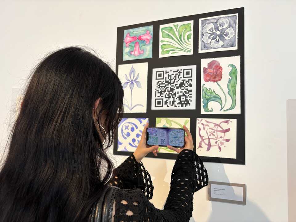 ALUMNA MOSTRANDO SU OBRA
