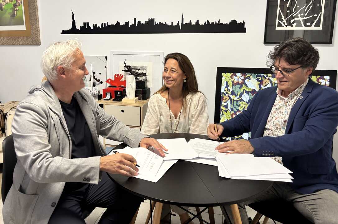 Diego González durante la firma