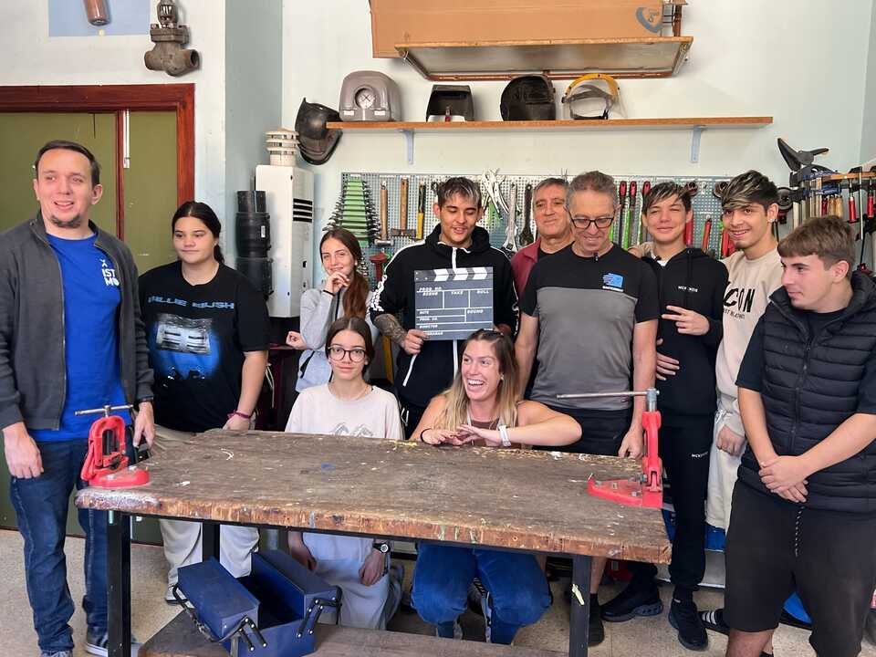 ISTMO en acción con el profesor de fontanería Naüm