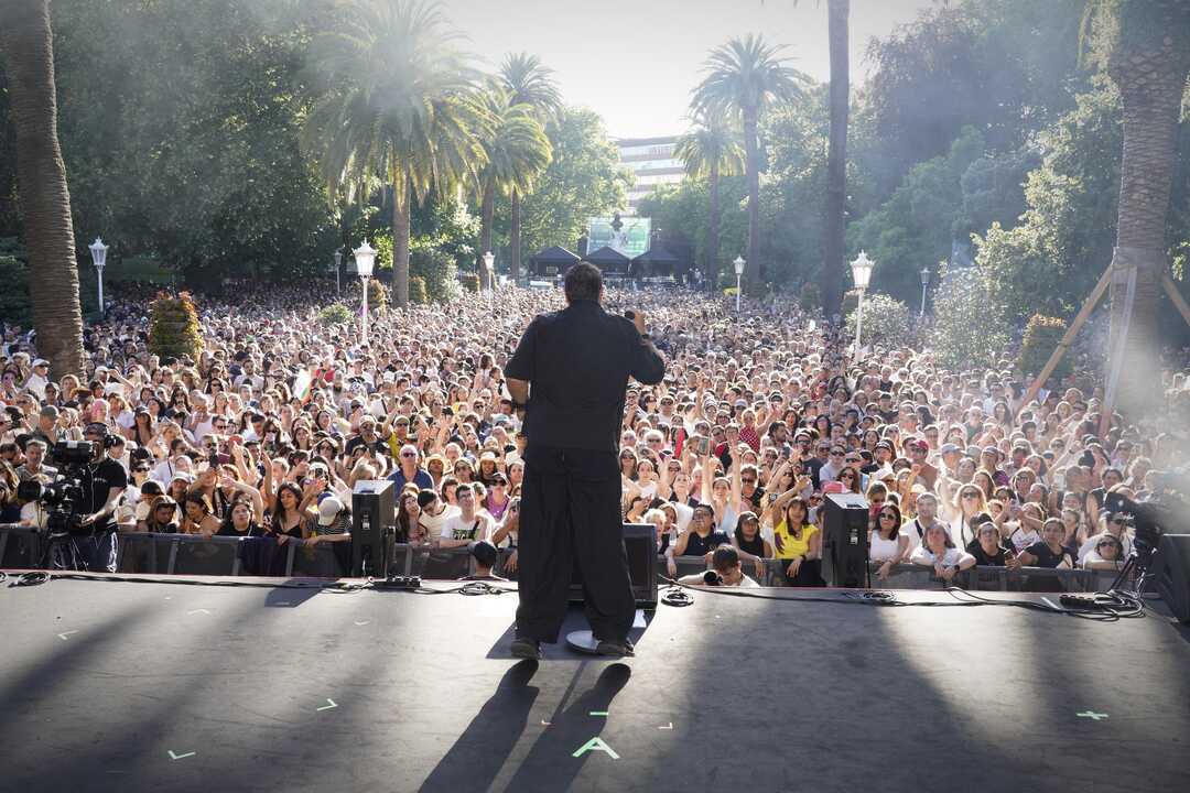 Antonio Orozco ante miles de personas en el festival de música 125 aniversario de Iberdrola, en Bilbao
