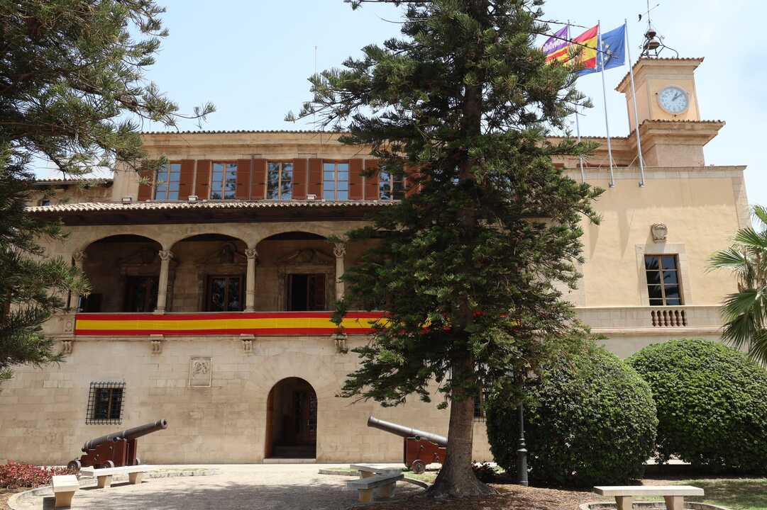 El Consolat de Mar con la bandera de España en su fachada