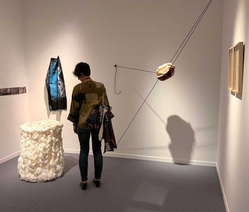 Mujer con obras - ADEMA Bellas Artes Bienal de Venecia