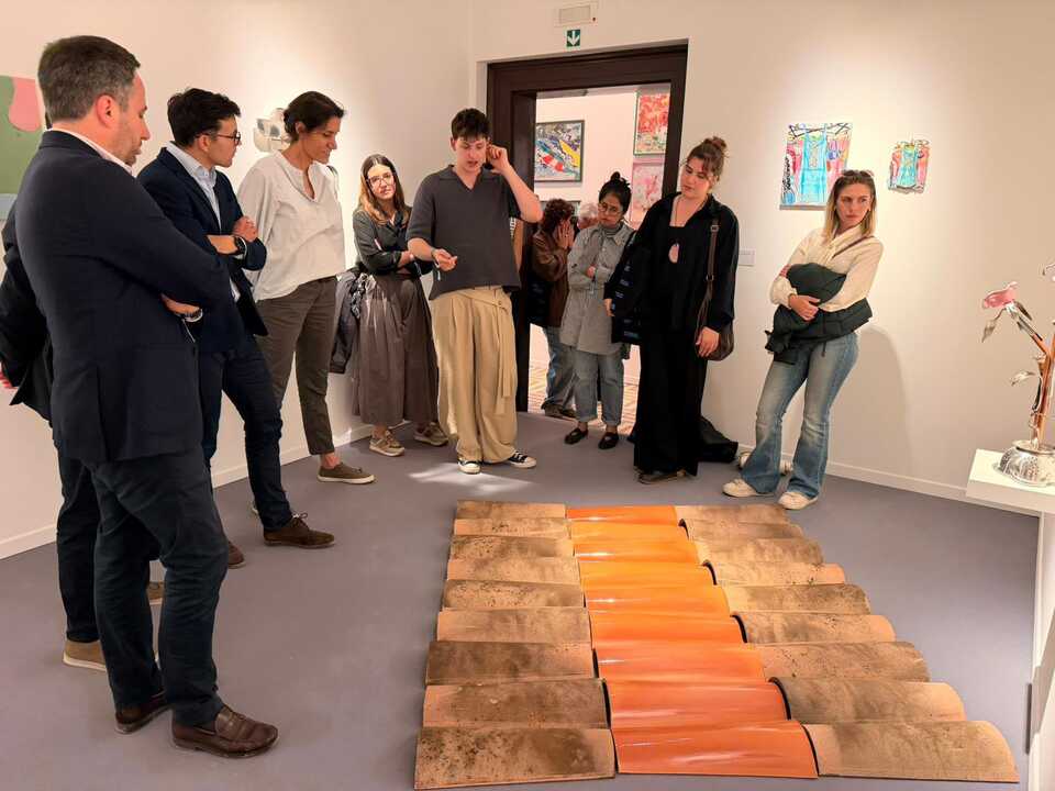 Alumno explicando obra - ADEMA Bellas Artes Bienal de Venecia