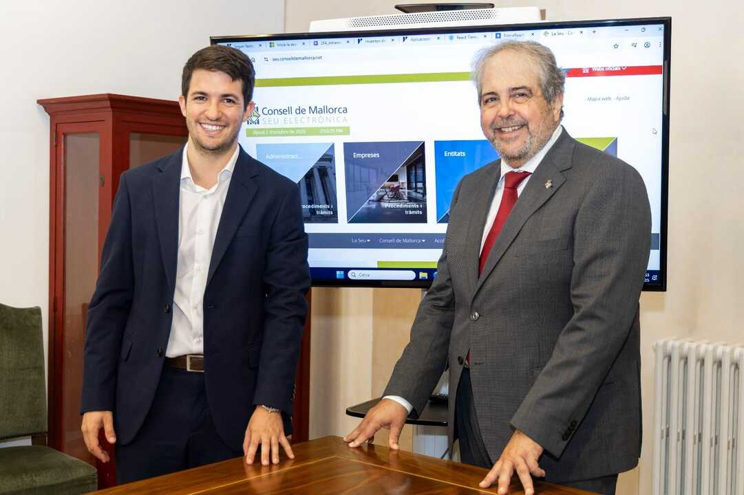 Conseller d'Hisenda, Innovació i Funció Pública, Ralel Bosch, i director insular de Modernització, Transparència i Innovació, Josep Cerdà