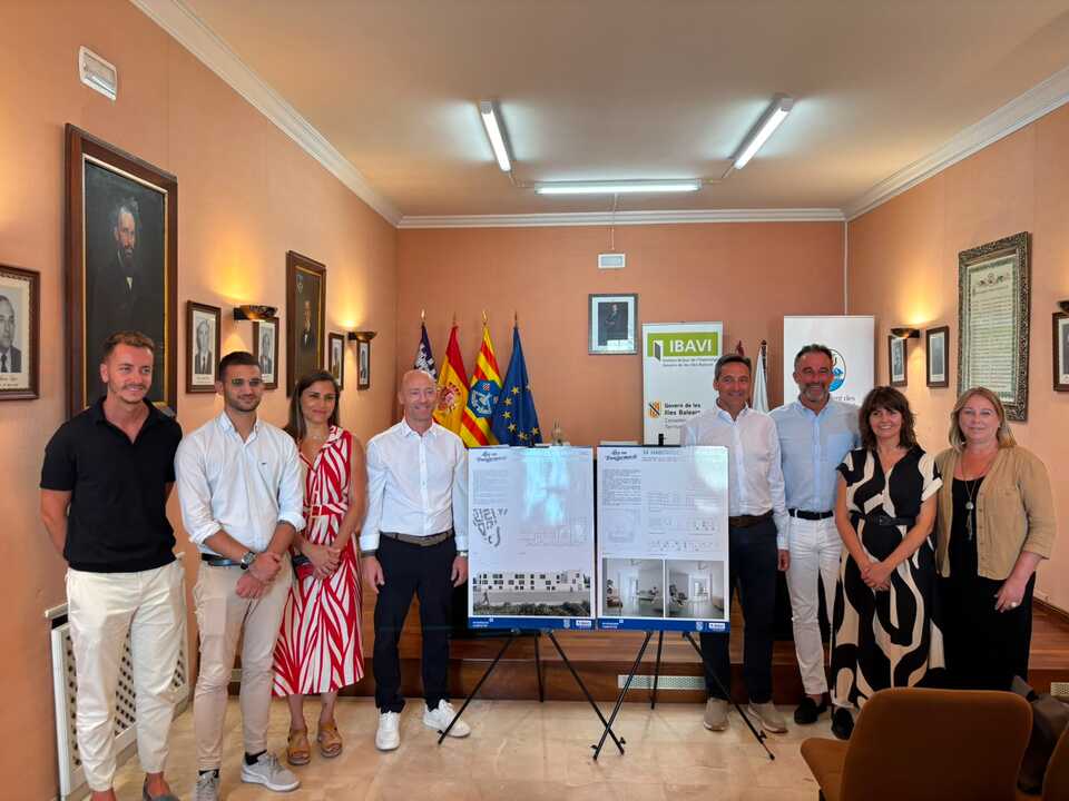 Presentación del proyecto de la nueva promoción del IBAVI en Mercadal, con el consejero José Luis Mateo, el presidente del Consejo, Adolfo Vilafranca, y el alcalde del municipio, Joan Palliser, entre otros