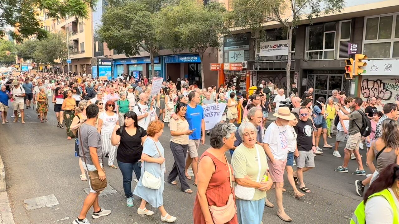 Miles de personas reclamando un cambio de modelo económico y turístico en Baleares
