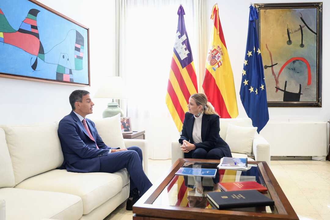 El presidente del Gobierno, Pedro Sánchez y la presidenta del Gobierno de las Islas Baleares, Margalida Prohens, en Palma.