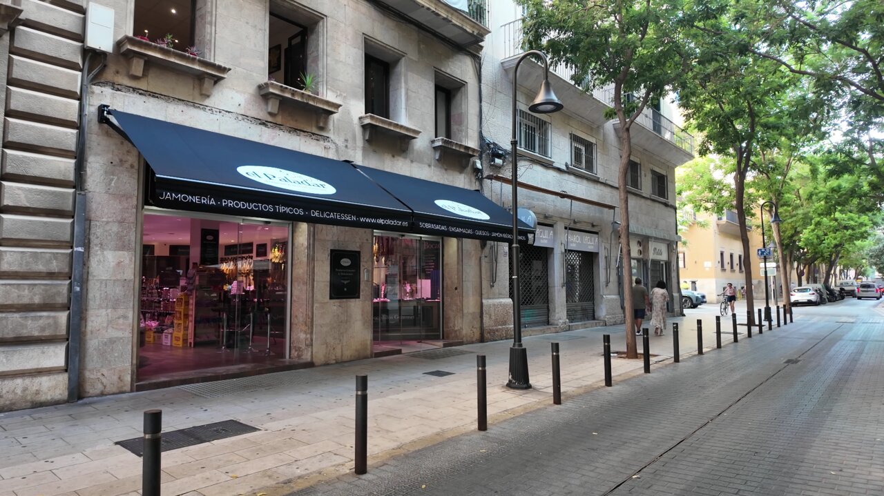 Nueva tienda de El Paladar Jamonería & Delicatessen en el centro de Palma.