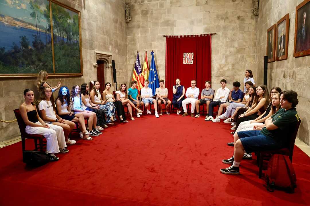 La presidenta Prohens y el conseller Antoni Vera con los estudiantes que han asistido al encuentro.