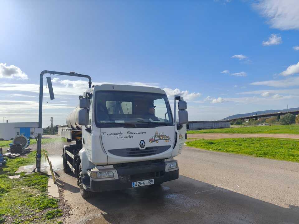 Camiones cisterna que garantizarán el suministro de agua potable en los municipios de Mallorca sin conexión a la red de abastecimiento de Abaqua.