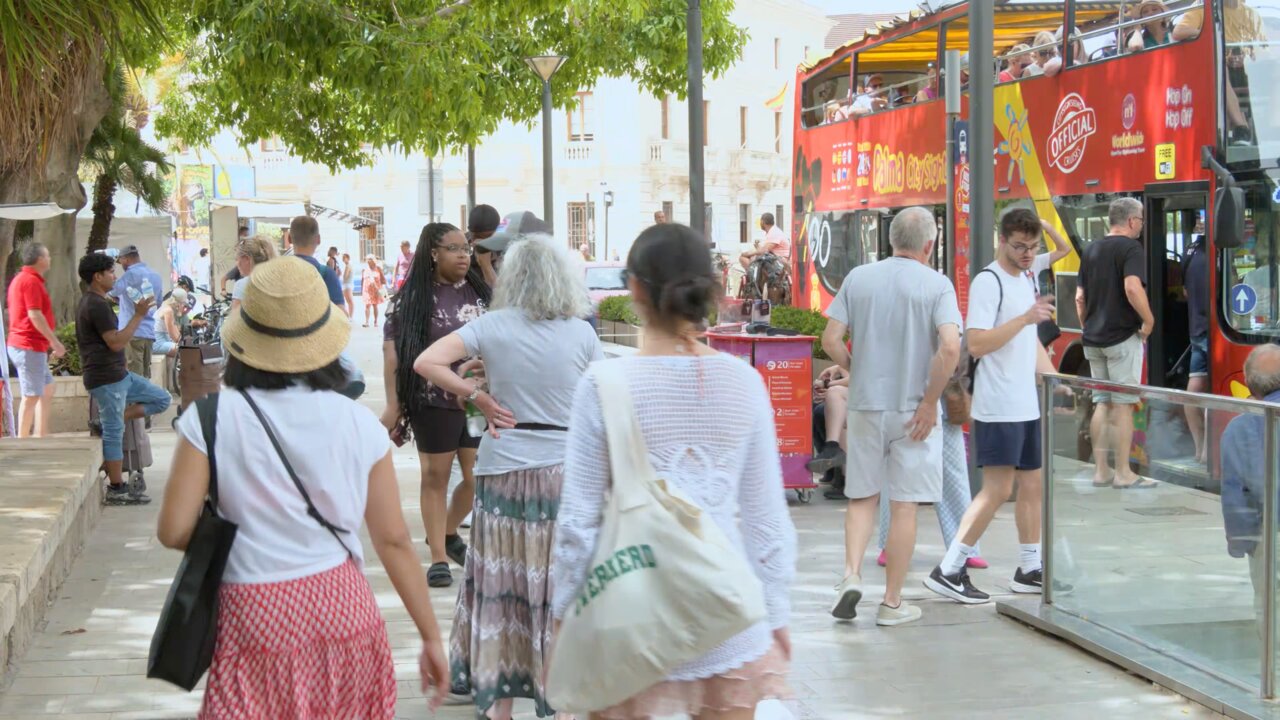 Archivo - Turistas en una calle de Palma.