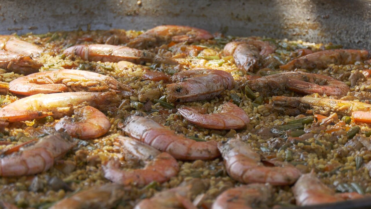 Una de las paellas del concurso en Cala Ratjada.