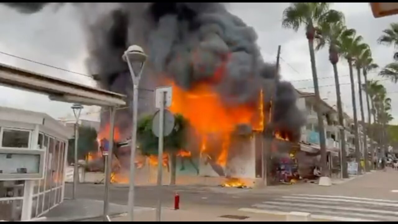 Un incendio calcina una tienda de ropa y obliga a desalojar cuatro viviendas en Can Picafort