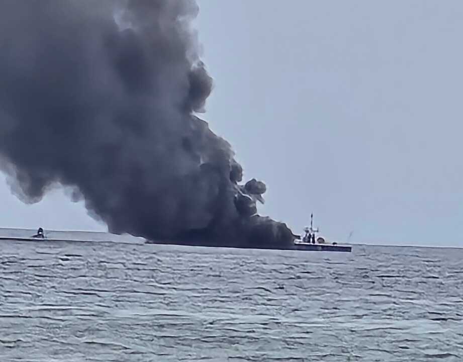 Incendio de una embarcación frente a la bahía de Palma.