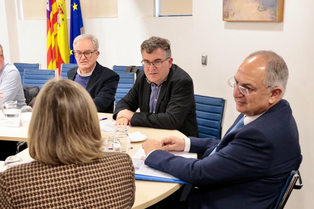 El comisario europeo de Pesca y Océanos, Costas Kadis, durante una reunión con el consejero Joan Simonet y el director general de Pesca, Antonio M. Grau, el pasado mes de febrero en Mallorca.