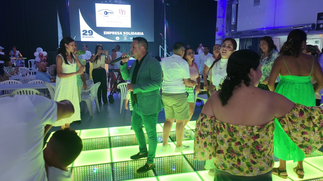 Uno de los artistas participantes actúa ante los asistentes en la Sala Cridar, donde dieciocho artistas se sumaron de forma solidaria a la recaudación de fondos para las familias afectadas tras el terremoto en Colombia.